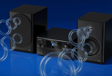 Micro-chaîne Philips Fidelio FA7 noire avec unité centrale en aluminium brossé, écran couleur, lecteur CD motorisé, réglages basses et aigus, et deux enceintes laquées noir piano à tweeter titane et woofer fibre de verre