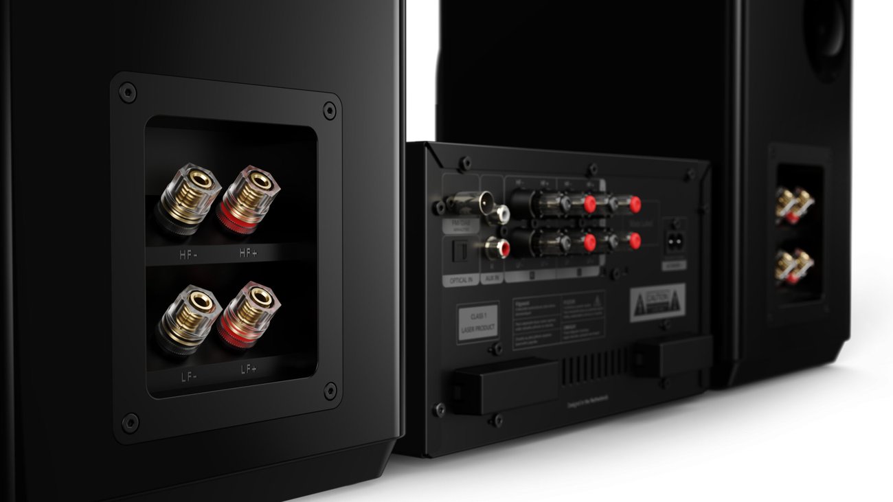Face arrière de la Philips Fidelio FA7 : enceinte avec doubles borniers dorés HF et LF pour la bi-amplification, unité centrale avec antenne FM/DAB, entrée optique, entrée AUX RCA, huit borniers haut-parleurs et prise secteur