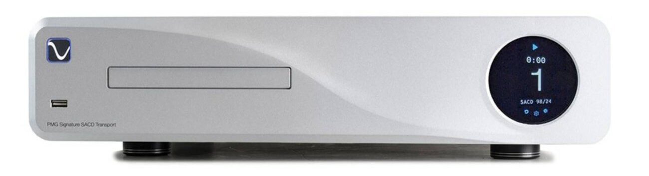 Façade du PS Audio PMG Signature SACD Transport en finition argent sur fond blanc, fente de chargement des disques, port USB frontal, écran circulaire bleu affichant la piste 1 et le format SACD 98/24, pieds découplants noirs