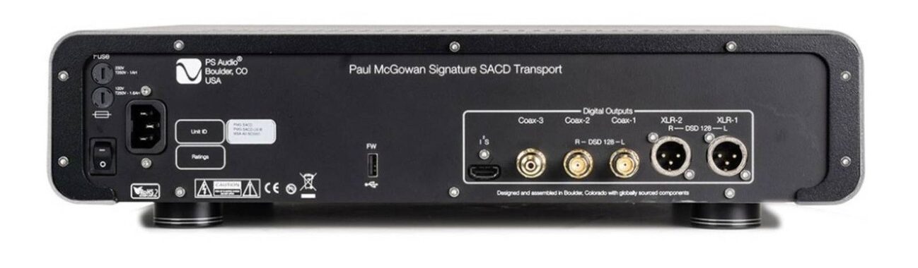 Panneau arrière noir du PS Audio PMG Signature SACD Transport sérigraphié Paul McGowan Signature SACD Transport, avec sortie I2S sur connecteur HDMI, trois sorties coaxiales sur embases BNC dorées Coax-1 à Coax-3, deux sorties XLR symétriques marquées DSD 128, port USB de mise à jour firmware, embase secteur IEC et porte-fusibles 120V et 230V