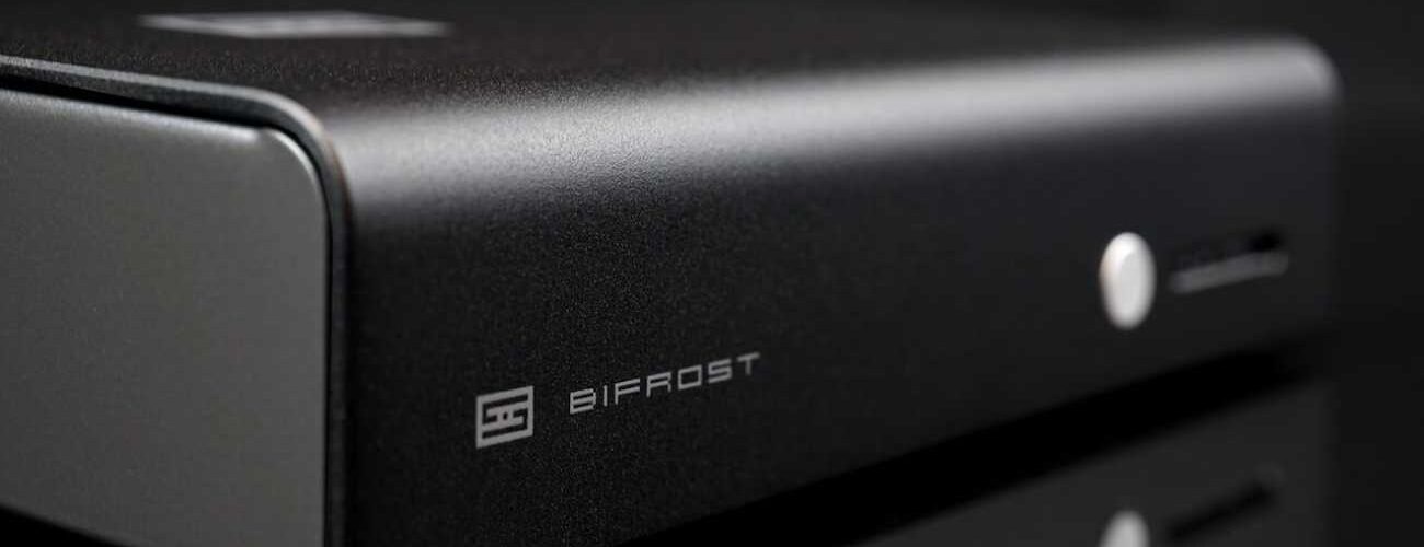 DAC Schiit Bifrost 3 en finition argent vu de trois quarts, façade en aluminium brossé avec logo Schiit, inscription Bifrost, bouton de sélection et nouvelle barre lumineuse d'indication des entrées