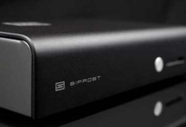 DAC Schiit Bifrost 3 en finition argent vu de trois quarts, façade en aluminium brossé avec logo Schiit, inscription Bifrost, bouton de sélection et nouvelle barre lumineuse d'indication des entrées