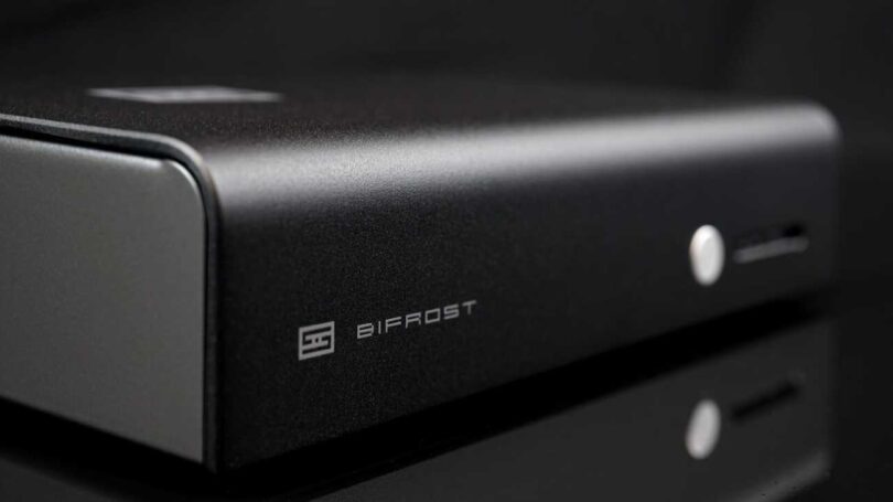 DAC Schiit Bifrost 3 en finition argent vu de trois quarts, façade en aluminium brossé avec logo Schiit, inscription Bifrost, bouton de sélection et nouvelle barre lumineuse d'indication des entrées