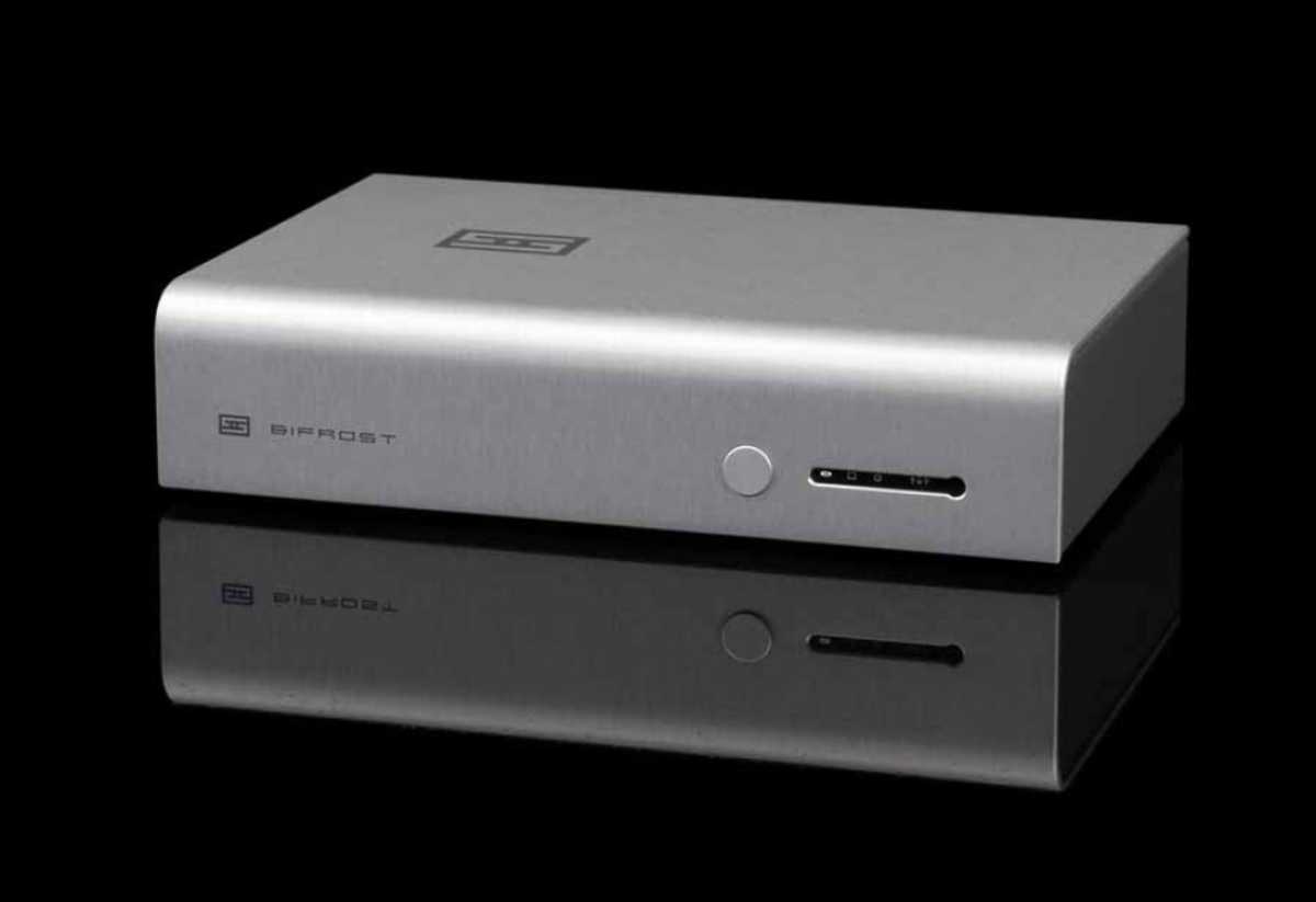 Schiit Bifrost 3 finition argent sur fond noir avec reflet, châssis en aluminium brossé aux angles arrondis, logo Schiit sur le capot sans vis, bouton de sélection et barre lumineuse en façade