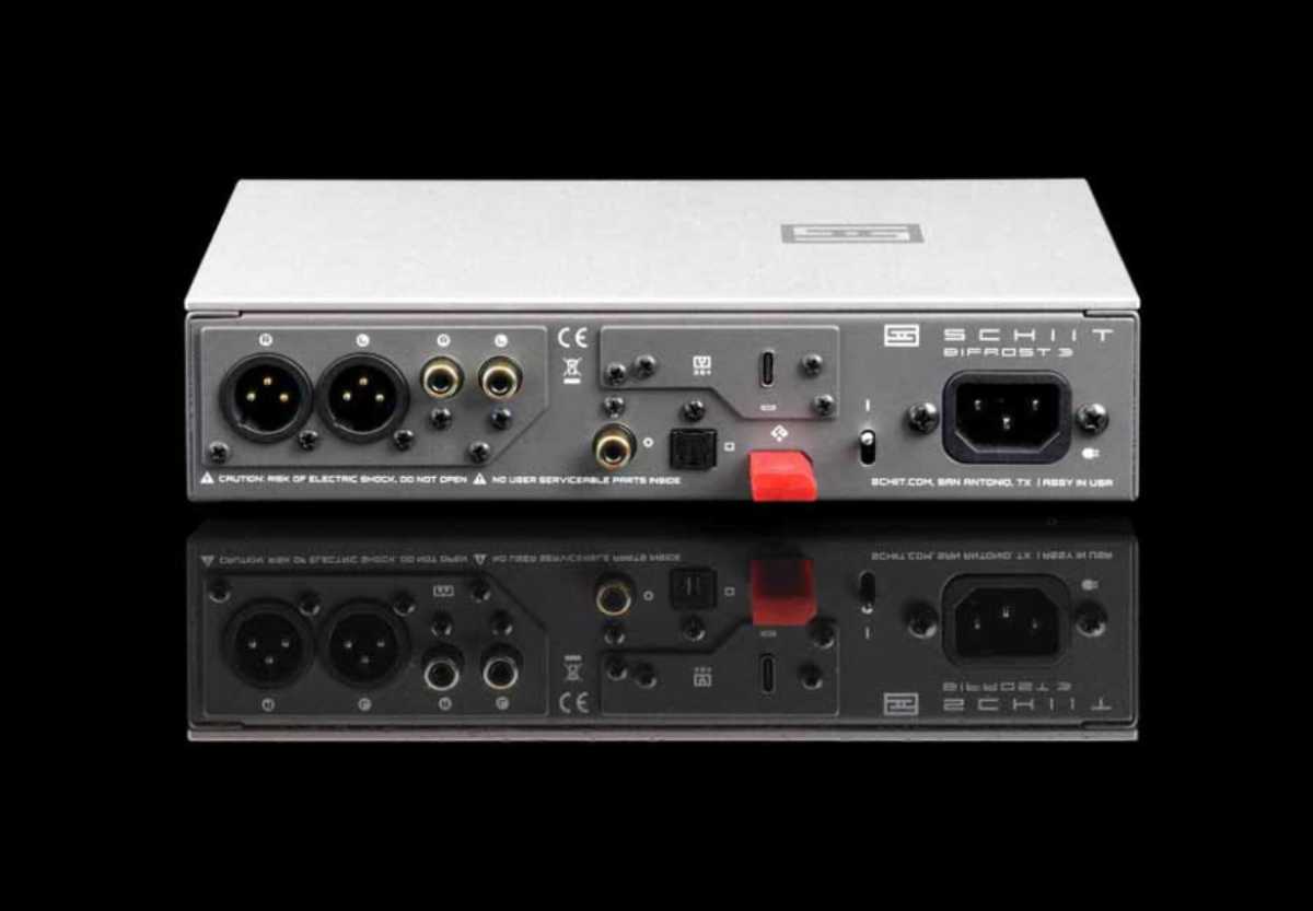 Panneau arrière du DAC Schiit Bifrost 3 : sorties XLR et RCA sur la carte analogique, entrée USB-C Unison 384, entrées coaxiale et optique, module Forkbeard rouge, interrupteur et embase secteur IEC