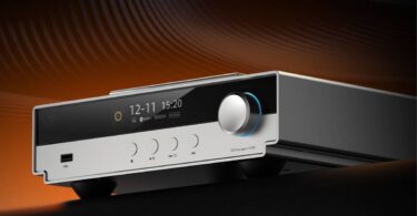 Shanling CT90 argenté vue trois-quarts avec écran affichant MQA et DSD256