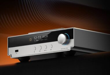 Shanling CT90 argenté vue trois-quarts avec écran affichant MQA et DSD256