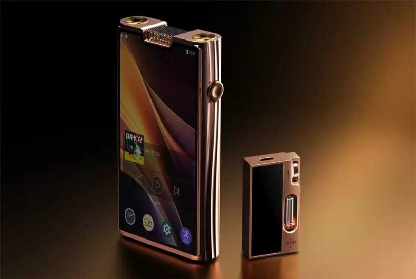 Baladeur audiophile Shanling M8T Cu et DAC USB Shanling UA7 Cu en édition cuivre, avec la grille des doubles tubes JAN6418 au sommet du baladeur, son écran tactile Android et la fenêtre à tube du dongle