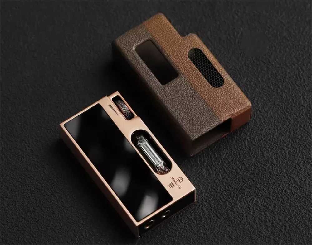 DAC USB Shanling UA7 Cu en alliage de cuivre avec fenêtre sur tube JAN6418, molette de volume et sorties 3,5 et 4,4 mm, posé à côté de son étui édition limitée brun à finition grainée