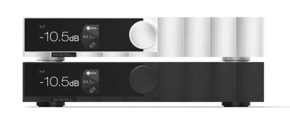 Vue de face des deux SMSL D400 MK2 empilés sur fond blanc, finition argent en haut et noire en bas, afficheur IPS indiquant la sortie XLR active, une atténuation de volume de -10,5 dB, le logo MQA et la fréquence 44,1 kHz, bouton rotatif de volume à droite et façade en aluminium usiné avec ailettes latérales