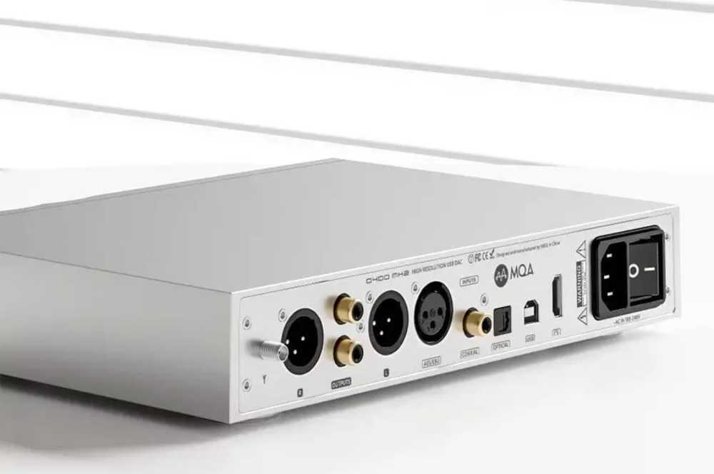Panneau arrière du SMSL D400 MK2 en finition argent vu de trois quarts, montrant l'embase filetée d'antenne Bluetooth, les sorties XLR symétriques droite et gauche, les sorties RCA plaquées or, l'entrée AES/EBU sur XLR femelle, l'entrée coaxiale, l'entrée optique TOSLINK, le port USB type B, l'entrée I2S sur connecteur HDMI, la mention MQA et l'embase secteur 100-240 V avec interrupteur