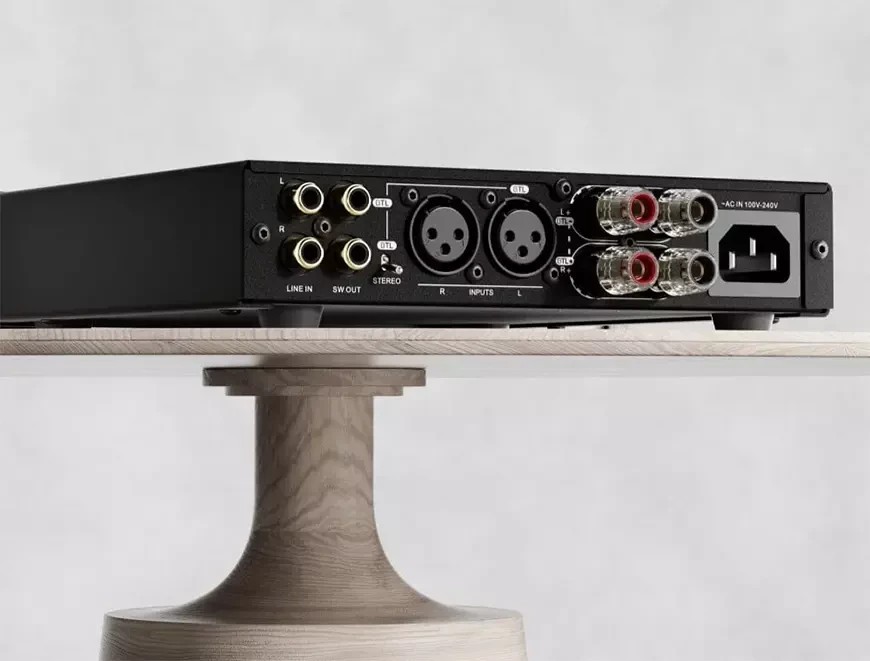 Panneau arrière de l'amplificateur SMSL RAW-MHA1 avec quatre prises RCA sérigraphiées LINE IN et SW OUT, sélecteur BTL ou STEREO, deux entrées XLR symétriques R et L, borniers haut-parleurs dorés marqués BTL et prise secteur IEC 100V-240V
