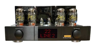 Amplificateur intégré à tubes Triode EVOLUTION-GL vu de face, quatre lampes KT88 Genalex Gold Lion, deux doubles triodes, transformateurs noir laqué, afficheur rouge LINE 2 et deux boutons de commande