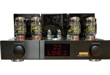 Amplificateur intégré à tubes Triode EVOLUTION-GL vu de face, quatre lampes KT88 Genalex Gold Lion, deux doubles triodes, transformateurs noir laqué, afficheur rouge LINE 2 et deux boutons de commande