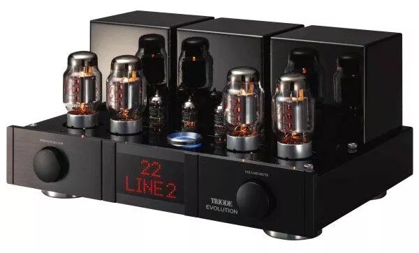 Amplificateur intégré à tubes Triode EVOLUTION version standard en vue trois-quarts, quatre lampes KT88 et doubles triodes allumées, capots de transformateurs noir laqué, afficheur rouge LINE 2