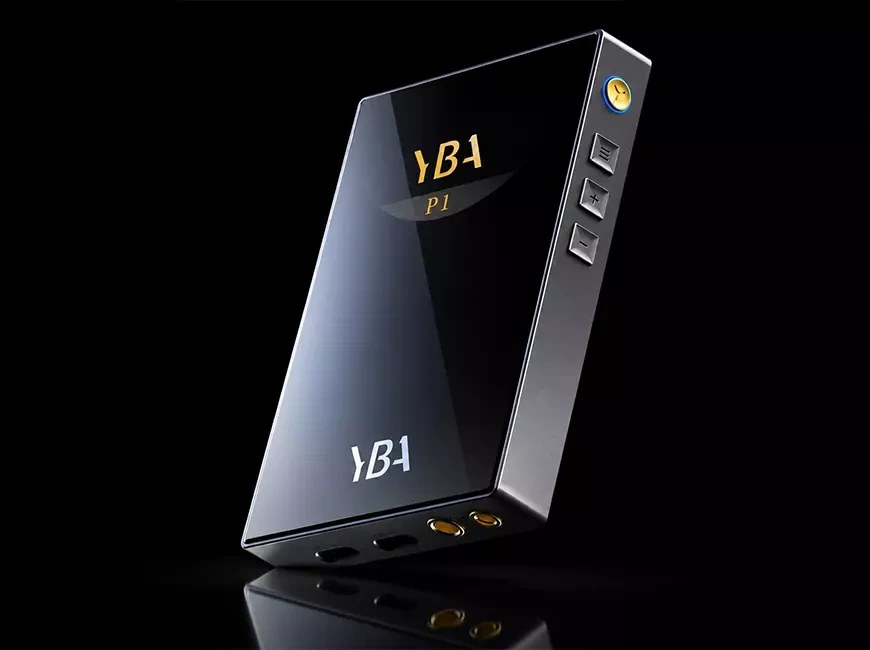 DAC portable YBA VIBE P1 vu de trois quarts, façade en verre miroir, châssis aluminium titane, deux ports USB-C et sorties casque 3,5 mm et 4,4 mm dorées sur la tranche inférieure