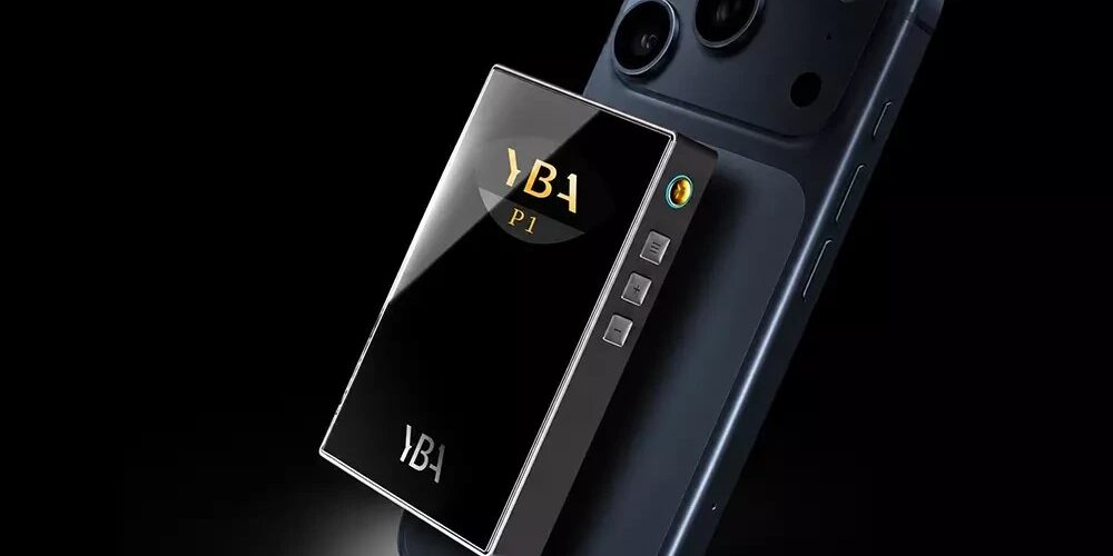 DAC R2R portable YBA VIBE P1 avec façade en verre miroir, logo YBA P1 dans la fenêtre smile et boutons latéraux, fixé au dos d'un smartphone sur fond noir