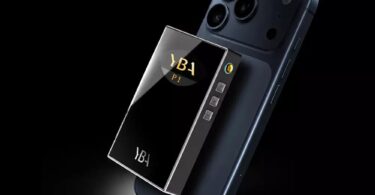 DAC R2R portable YBA VIBE P1 avec façade en verre miroir, logo YBA P1 dans la fenêtre smile et boutons latéraux, fixé au dos d'un smartphone sur fond noir