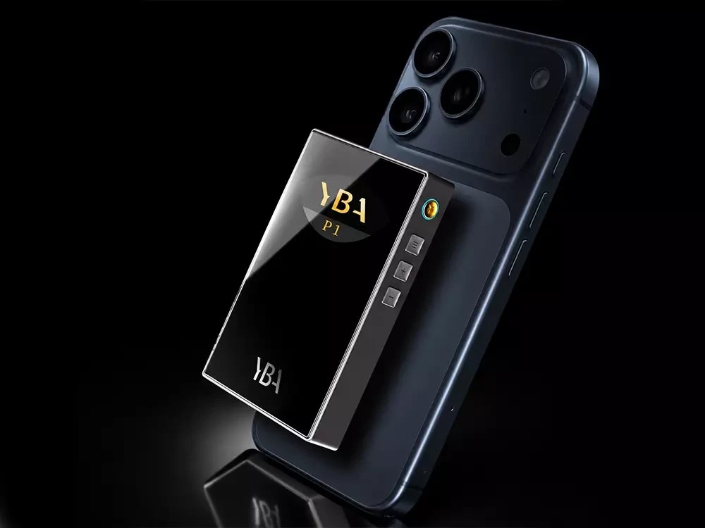 DAC R2R portable YBA VIBE P1 avec façade en verre miroir, logo YBA P1 dans la fenêtre smile et boutons latéraux, fixé au dos d'un smartphone sur fond noir