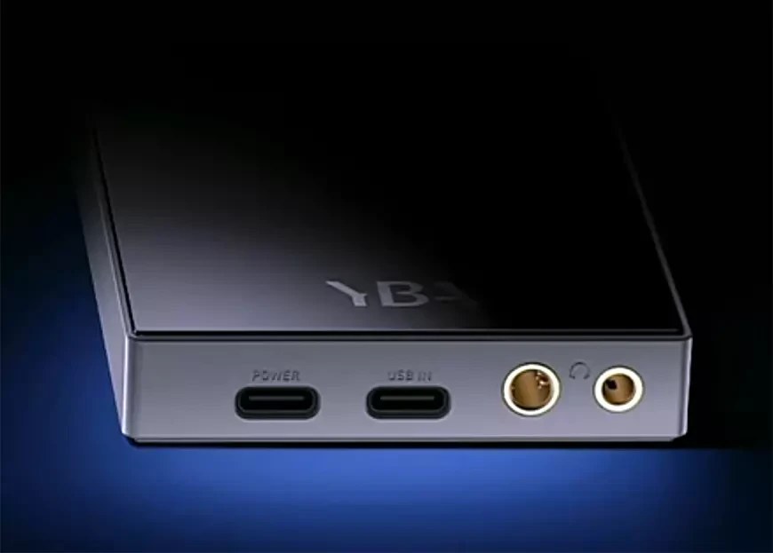 Gros plan sur la tranche inférieure du YBA VIBE P1 avec les ports USB-C POWER et USB IN et les sorties casque dorées 4,4 mm symétrique et 3,5 mm