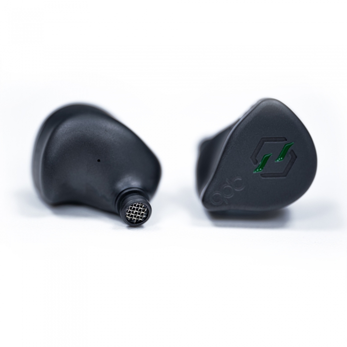Détail des intras qdc BASALT, coque en titane noir à l'aspect de roche volcanique et connecteurs 2 broches 0,78 mm standard