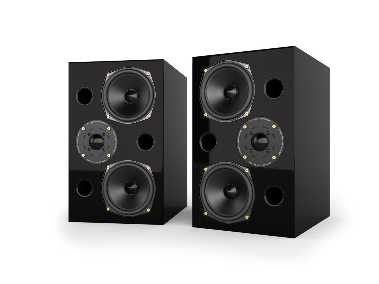 Paire d'Acoustic Energy AE2 40th Anniversary en noir laqué, haut-parleurs aluminium noirs à vis dorées et triple évent frontal, sur fond blanc