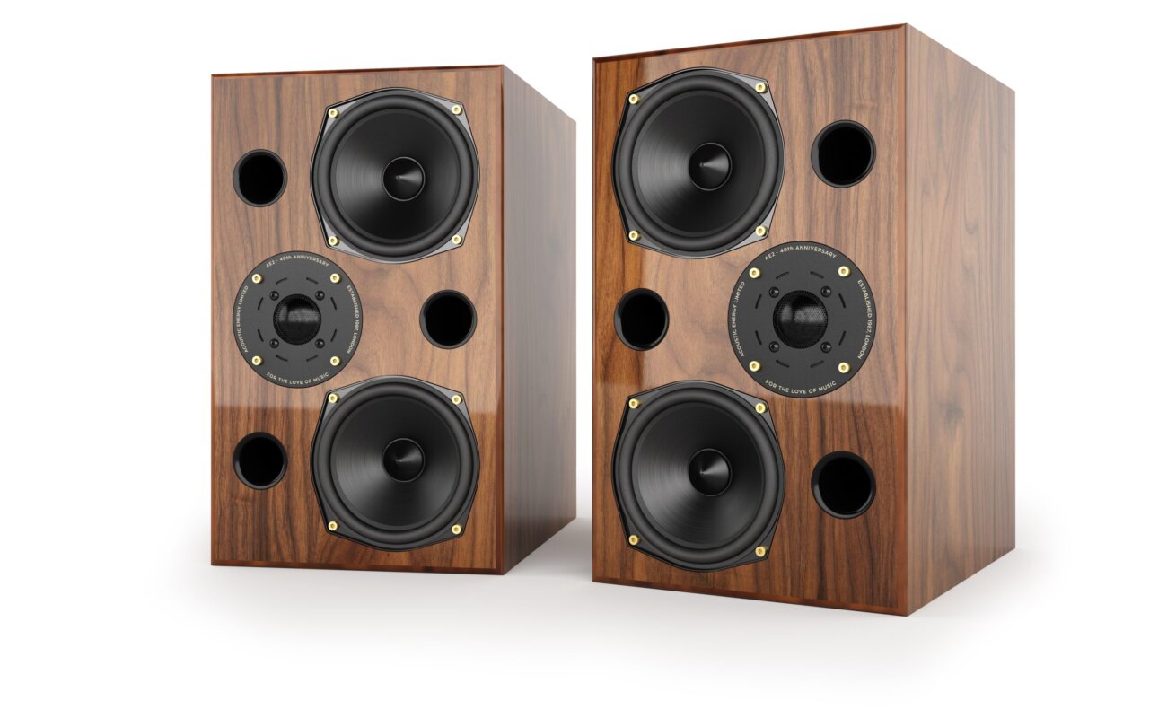 Paire d'enceintes Acoustic Energy AE2 40th Anniversary en noyer laqué : tweeter aluminium de 29 mm entre deux boomers aluminium de 125 mm, triple évent frontal