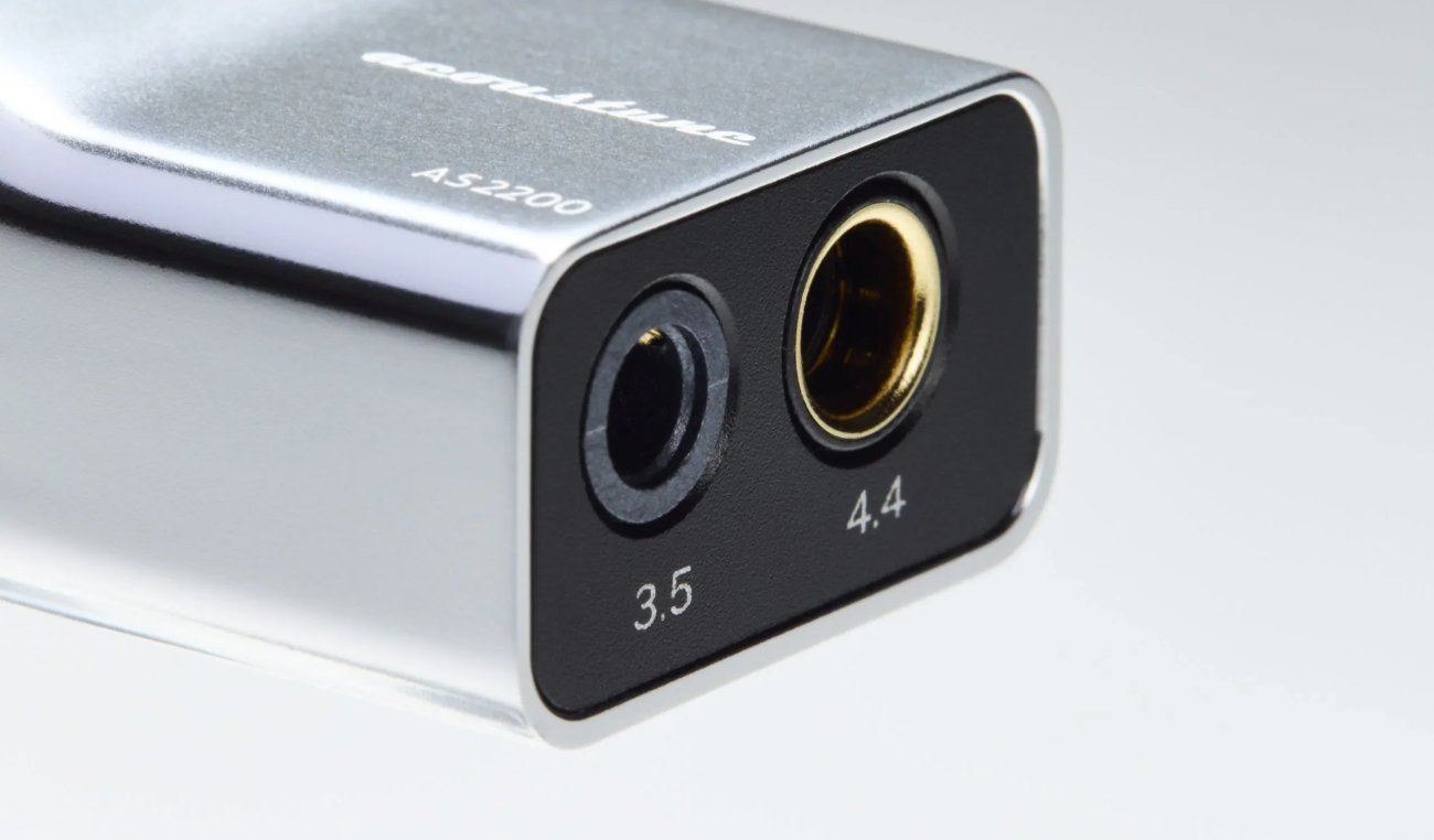 Gros plan sur les prises casque 3,5 mm asymétrique et 4,4 mm symétrique à contour doré du dongle Acoustune AS2200 en aluminium