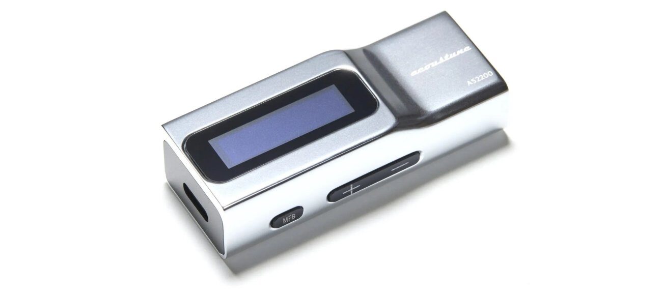 Acoustune AS2200 vu de trois quarts avec écran OLED monochrome, commandes latérales et port USB-C