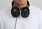 Casque ouvert ADAM Audio H715 Reference noir porté autour du cou, coques ajourées et câble jack visibles