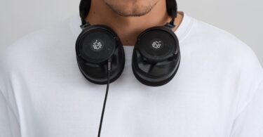 Casque ouvert ADAM Audio H715 Reference noir porté autour du cou, coques ajourées et câble jack visibles