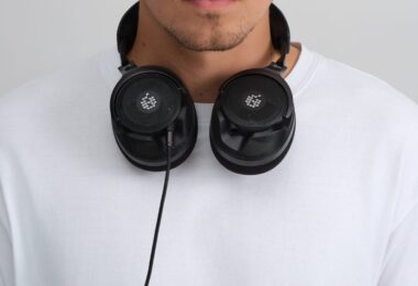 Casque ouvert ADAM Audio H715 Reference noir porté autour du cou, coques ajourées et câble jack visibles