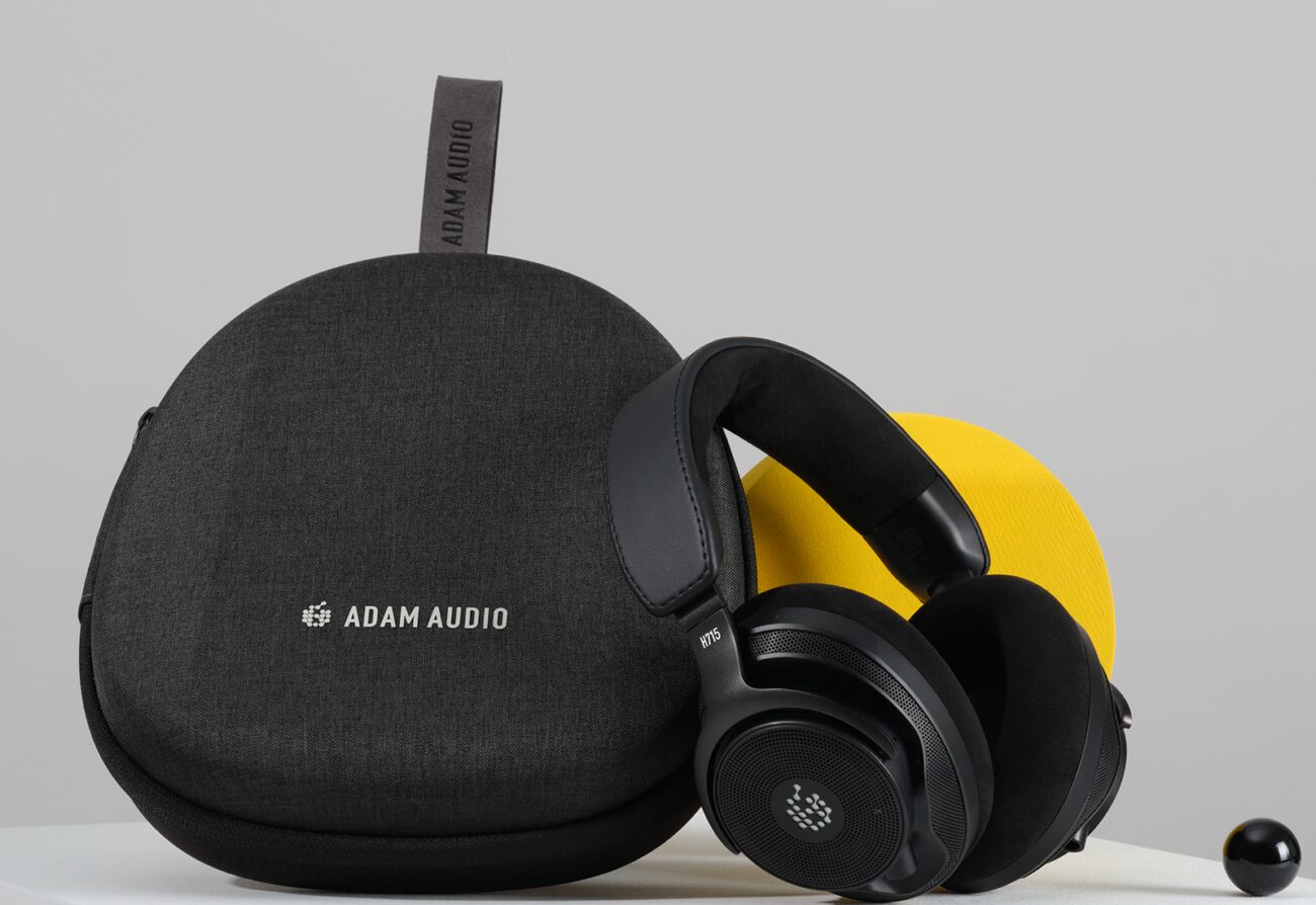 Casque ADAM Audio H715 Reference noir posé contre son étui de transport rigide gris anthracite