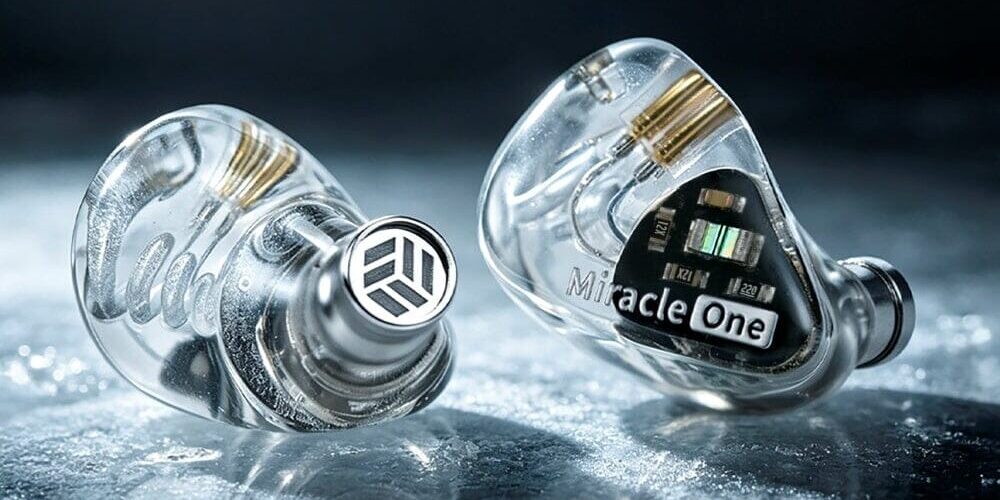 Paire d'intra-auriculaires AFUL MiracleOne à coques en résine transparente laissant voir le transducteur dynamique de 6 mm, le tube de résonance et les connecteurs 2 broches 0,78 mm