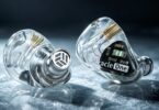 Paire d'intra-auriculaires AFUL MiracleOne à coques en résine transparente laissant voir le transducteur dynamique de 6 mm, le tube de résonance et les connecteurs 2 broches 0,78 mm