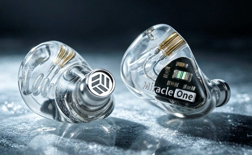 Paire d'intra-auriculaires AFUL MiracleOne à coques en résine transparente laissant voir le transducteur dynamique de 6 mm, le tube de résonance et les connecteurs 2 broches 0,78 mm