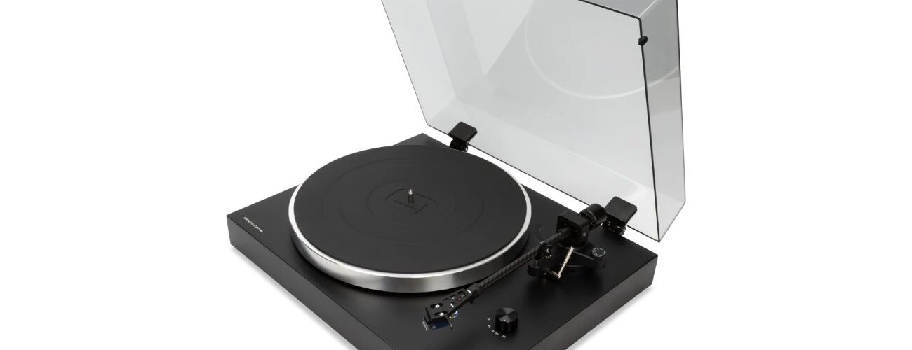 Platine vinyle Andover Audio Andover-One DD à entraînement direct, plinthe MDF noir mat, plateau aluminium, bras droit carbone avec cellule Audio-Technica AT-VM520xEB et capot relevé