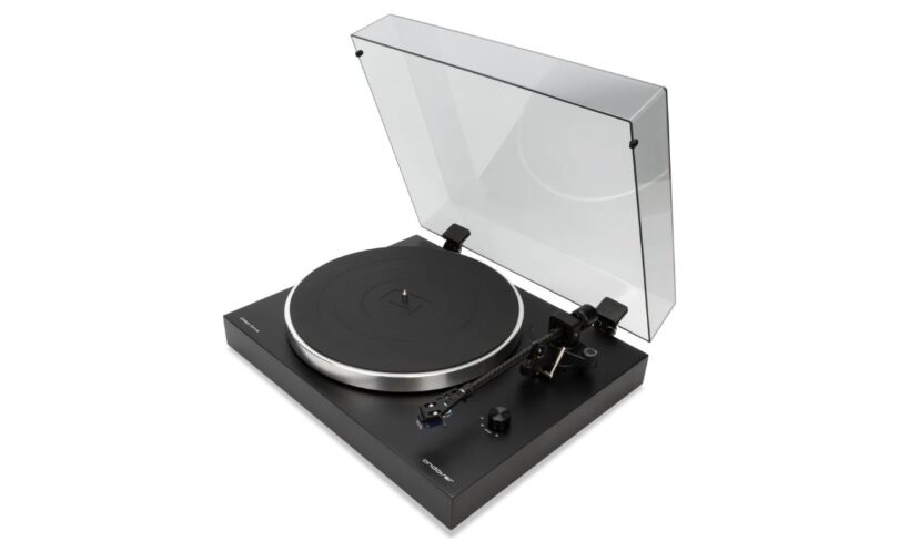 Platine vinyle Andover Audio Andover-One DD à entraînement direct, plinthe MDF noir mat, plateau aluminium, bras droit carbone avec cellule Audio-Technica AT-VM520xEB et capot relevé
