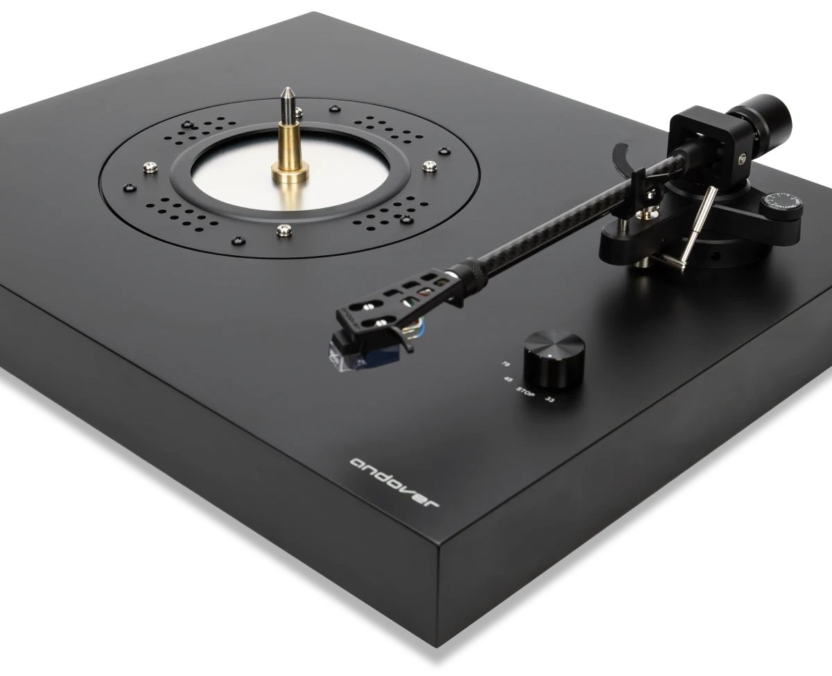 Andover-One DD sans plateau ni capot : axe central du moteur direct drive, bras droit en fibre de carbone, porte-cellule amovible avec cellule Audio-Technica et réglage d'antiskating