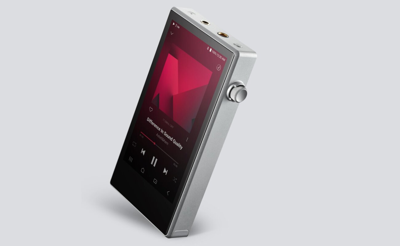 Baladeur Astell&Kern PD5 en aluminium argent incliné, écran tactile et molette de volume