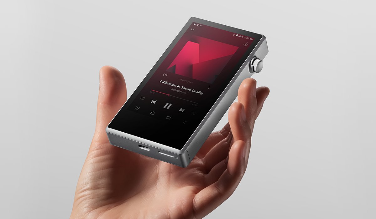 Baladeur Astell&Kern PD5 tenu dans la paume d'une main, écran tactile en lecture, port USB-C et lecteur microSD sur la tranche inférieure