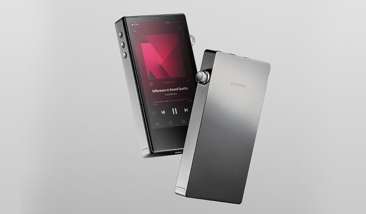 Deux baladeurs Astell&Kern PD5 en aluminium argent, l'un de face avec écran tactile, l'autre de dos avec logo gravé et molette de volume