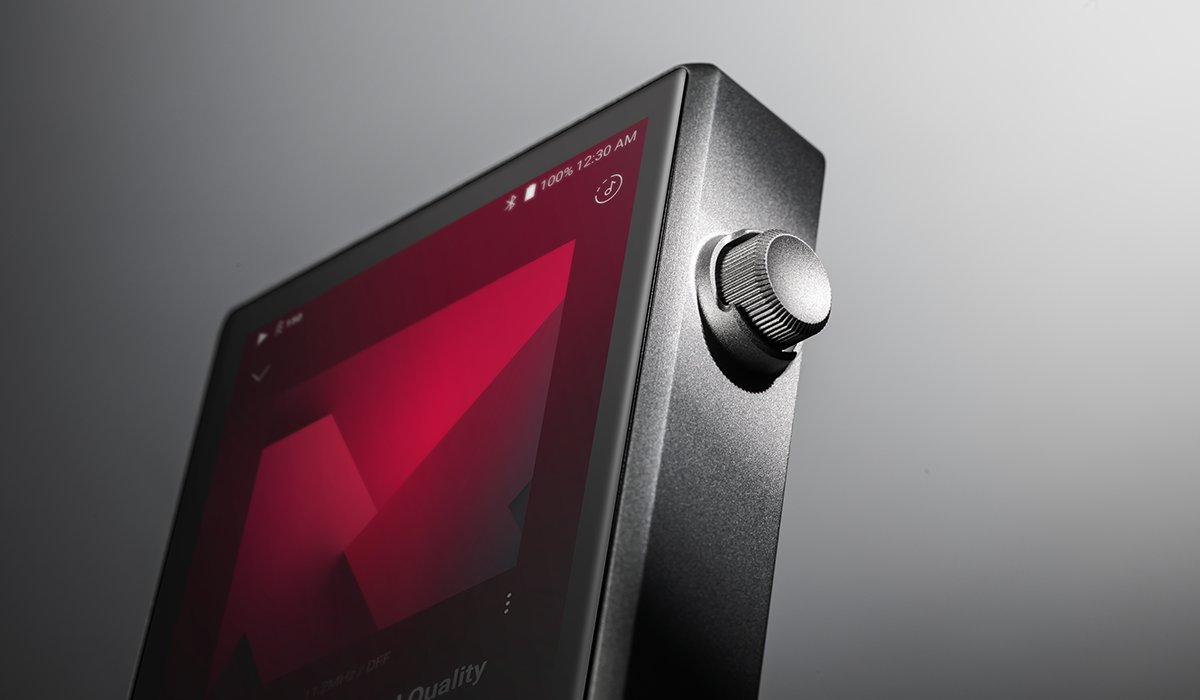 Gros plan sur la molette de volume crantée en aluminium de l'Astell&Kern PD5, sur la tranche du baladeur