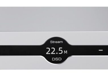 Audalytic DR80n en finition argent vu de face, DAC R2R discret et streamer avec afficheur central, touches de veille, de volume et de réglage