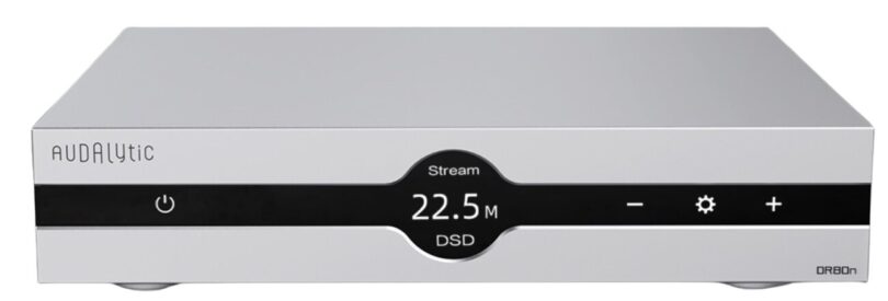 Audalytic DR80n en finition argent vu de face, DAC R2R discret et streamer avec afficheur central, touches de veille, de volume et de réglage