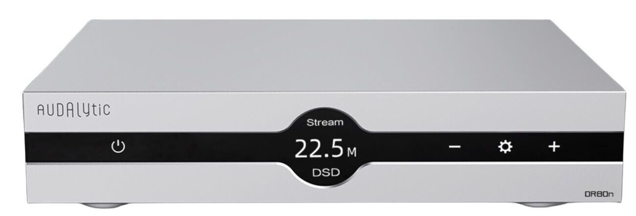 Audalytic DR80n en finition argent vu de face, DAC R2R discret et streamer avec afficheur central, touches de veille, de volume et de réglage