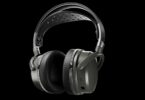 Casque sans fil Audeze Maxwell 2 ANC vu de trois quarts sur fond noir, arceau perforé, coques fermées gris anthracite et coussinets en similicuir abritant des planars magnétiques de 90 mm