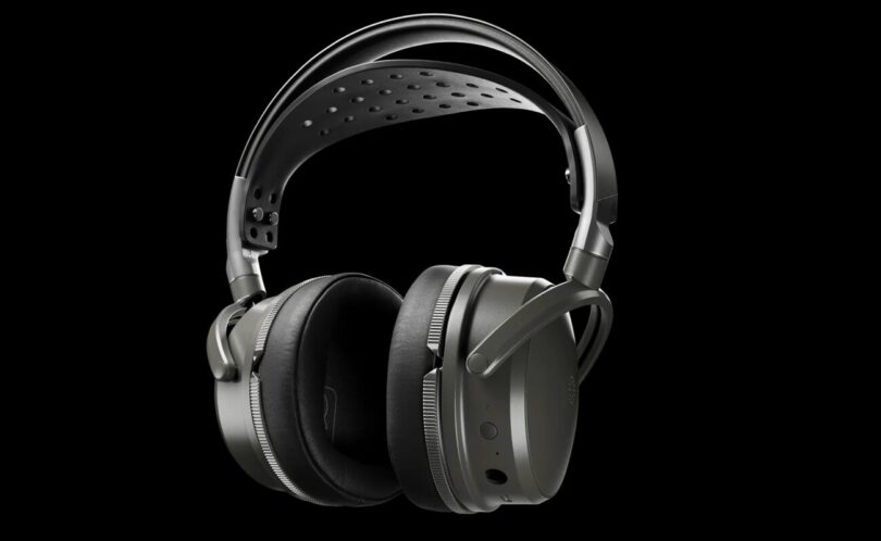 Casque sans fil Audeze Maxwell 2 ANC vu de trois quarts sur fond noir, arceau perforé, coques fermées gris anthracite et coussinets en similicuir abritant des planars magnétiques de 90 mm
