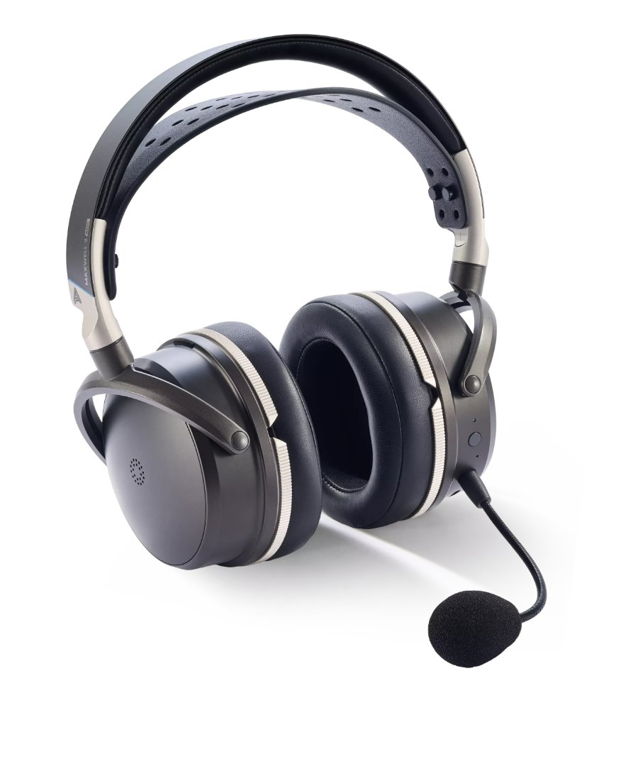 Casque Audeze Maxwell 2 ANC version PlayStation vu de trois quarts sur fond blanc, micro perche détachable hypercardioïde en place, coussinets en mousse à mémoire de forme