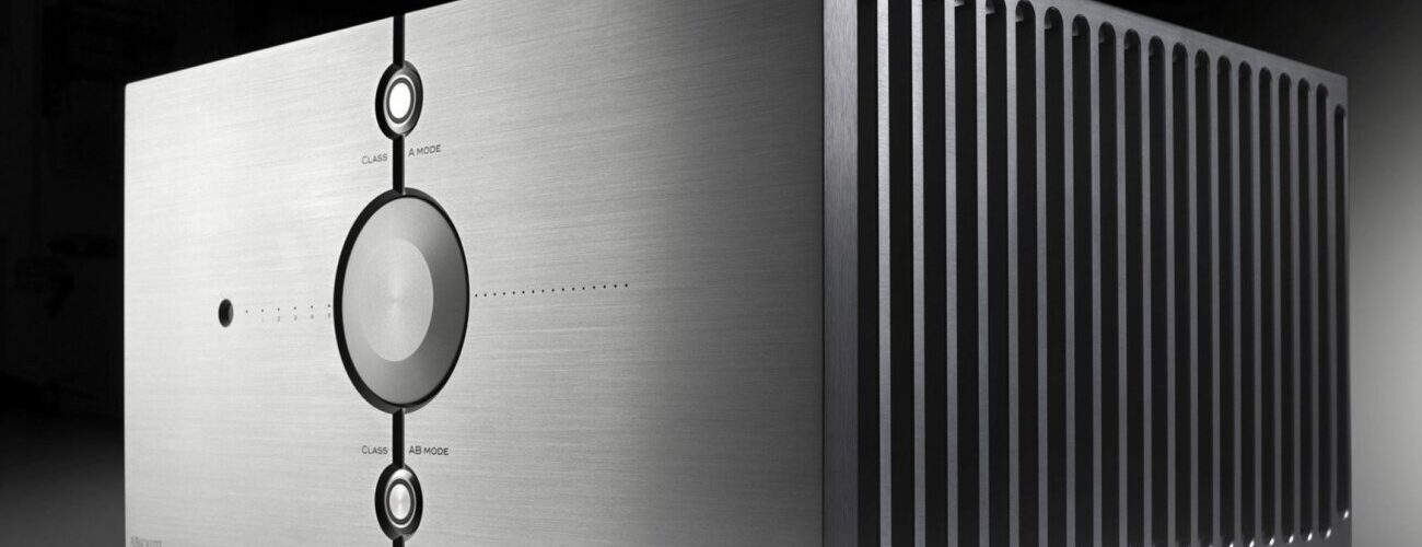 Amplificateur intégré Audio Analogue ABsolute en finition aluminium naturel vu de trois quarts, façade à grand bouton de volume central et flancs à ailettes de dissipation